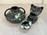 trois vases posés l'un à côté de l'autre sur une table