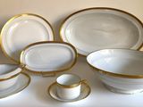 beaucoup d'assiettes et de tasses blanches et dorées