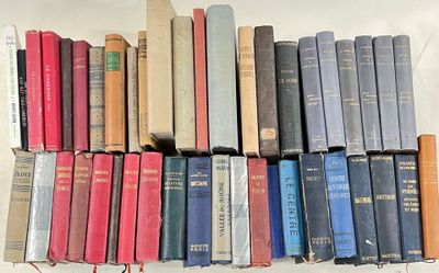une pile de livres empilés sur une étagère