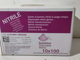 une boîte de gants en nitrile posée sur une table