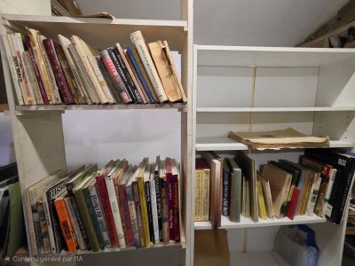 une étagère avec de nombreux livres dans une pièce