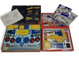 une boîte de jouets de construction posée sur une table
