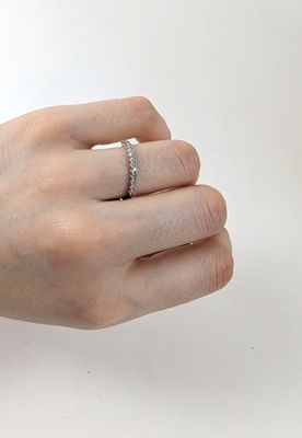 la main d'une femme avec une bague au doigt