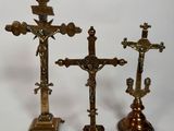 trois crucifix en laiton vieilli sur fond blanc