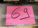 un panneau rose sur lequel figure le chiffre six