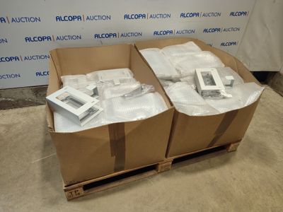 deux cartons contenant du matériel électronique posés sur une palette en bois