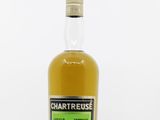 une bouteille de whisky chartreuse sur fond blanc