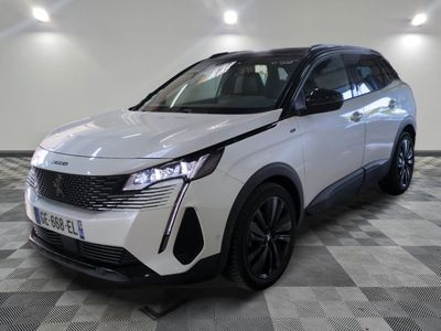 la voiture blanche est garée dans une grande pièce au sol en damier