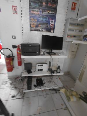 une photo d'une pièce avec un ordinateur et une imprimante