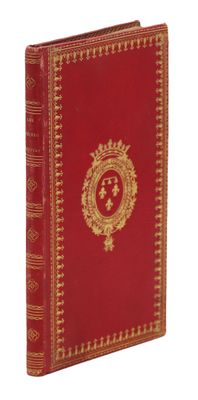 un livre rouge avec des bordures dorées et une couronne sur la couverture