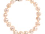 gros plan d'un bracelet avec des perles sur fond blanc