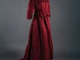 une robe rouge et un manteau sur un mannequin, un mannequin, un mannequin, un mannequin, un mannequin, un mannequin, un mannequin, un mannequin, un mannequin, un mannequin, un mannequin, un mannequin, un mannequin, un mannequin, un mannequin, un mannequin, un mannequin, un mannequin, un mannequin, un mannequin, un mannequin, un mannequin, un mannequin, un mannequin, un mannequin, un mannequin, un mannequin, un mannequin, un mannequin, un mannequin, un mannequin, un mannequin, un mannequin,