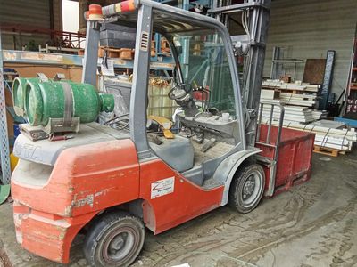 un chariot élévateur à fourche garé dans un entrepôt