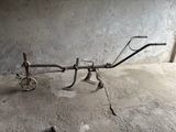 une charrue posée sur le sol en béton
