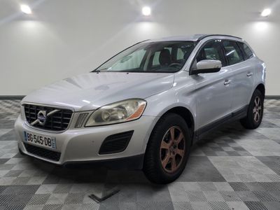 Le SUV Volvo argenté est garé dans une grande pièce.