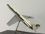 une maquette d'avion posée sur une table