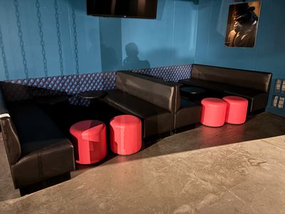une pièce où il y a beaucoup de canapés et de tables