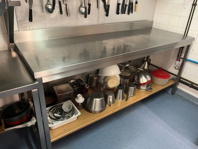 de nombreuses casseroles et poêles sur l'étagère de la cuisine