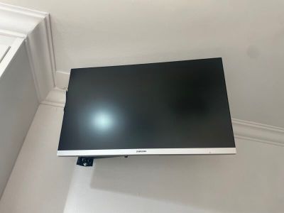 une télévision à écran plat fixée au mur dans un coin de la pièce