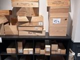 de nombreuses caisses en bois posées sur une étagère noire dans une pièce