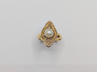 une bague en or sertie d'une perle et de diamants