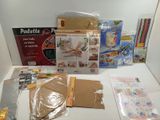 beaucoup de matériel de loisirs créatifs sur la table
