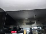 une photo d'une cuisine où un incendie fait rage au plafond