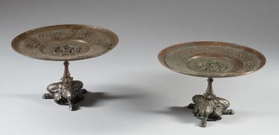paire de bougeoirs anciens en métal argenté sur socles