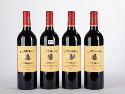 trois bouteilles de vin rouge posées l'une à côté de l'autre sur une surface blanche