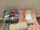 un lit recouvert de couvertures dans une chambre