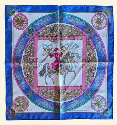 un foulard carré sur lequel figure l'image d'un homme à cheval