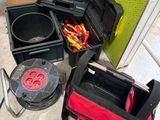 de nombreux objets posés sur le sol les uns à côté des autres
