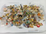 une pile d'épingles et de broches posée sur une table