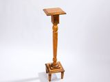 une petite table en bois avec un plateau et un piètement en bois