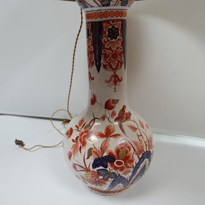 Pied de lampe en faïence, marque au revers, abat-jour peint …