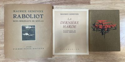 Trois livres sont posés sur une table au plateau en bois.