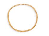 un bracelet en or orné de perles en bois sur fond blanc