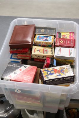 un bac en plastique rempli de livres posé sur une table
