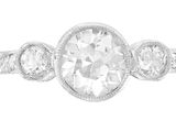 un gros plan sur une bague en diamant blanc sertie de trois diamants