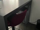 un bureau avec une chaise et un ordinateur portable dessus