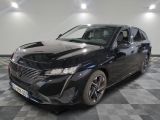 la photo d'une voiture noire garée dans une salle d'exposition
