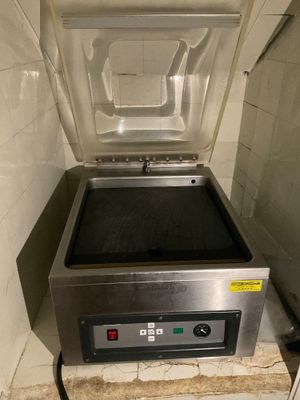 une photo d'une cuisinière professionnelle dans une cuisine