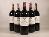 six bouteilles de vin sont alignées sur une table