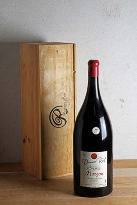 une bouteille de vin posée à côté d'une caisse en bois