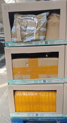 des cartons empilés les uns sur les autres sur un chariot dans la rue
