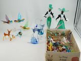 une boîte remplie de petites figurines posée sur une table