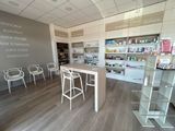 une photo d'un salon avec un comptoir et des fauteuils