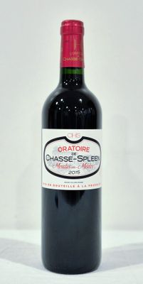 une bouteille de vin posée sur une table