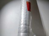 un gros rouleau de plastique enroulé par terre