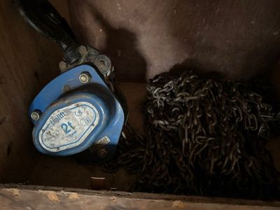 une boîte contenant des chaînes et un levier bleu